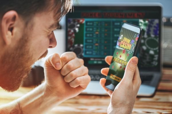 Ilustrasi kartu Teen Patti yang rapi